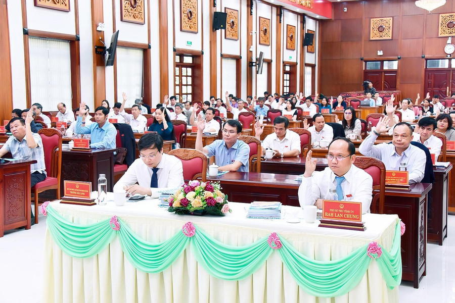 Các đại biểu biểu quyết thông qua các nghị quyết. Ảnh: Đức Thụy Các đại biểu biểu quyết thông qua các nghị quyết. Ảnh: Đức Thụy