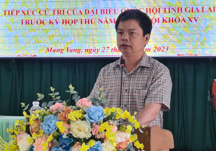 Phó Chủ tịch UBND tỉnh Nguyễn Hữu Quế trả lời những ý kiến, kiến nghị của cử tri huyện Mang Yang. Ảnh: Ngọc Sang Phó Chủ tịch UBND tỉnh Nguyễn Hữu Quế trả lời những ý kiến, kiến nghị của cử tri huyện Mang Yang. Ảnh: Ngọc Sang