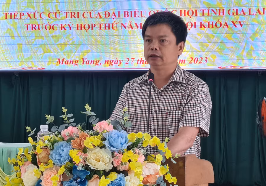 Phó Chủ tịch UBND tỉnh Nguyễn Hữu Quế trả lời những ý kiến, kiến nghị của cử tri huyện Mang Yang. Ảnh: Ngọc Sang