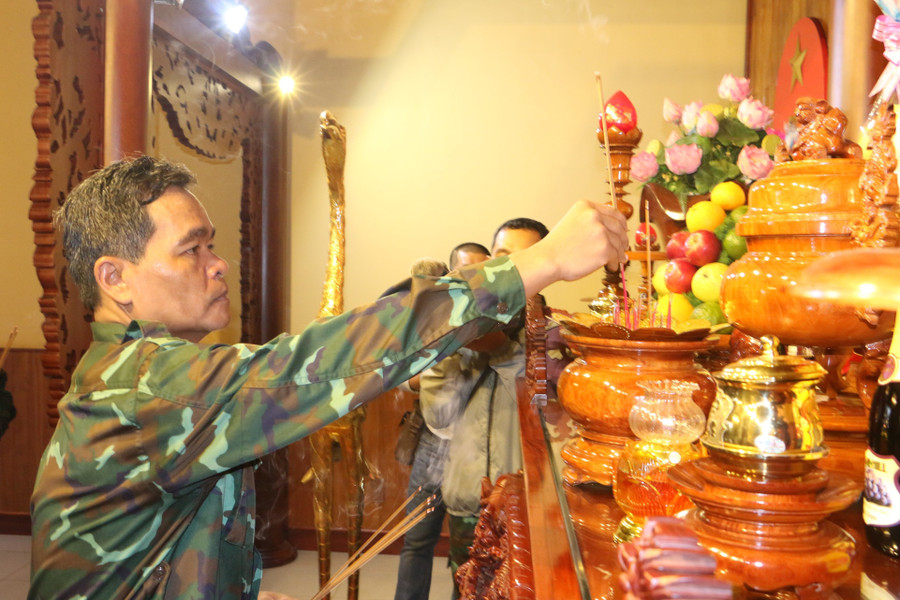 Bí thư Tỉnh ủy Hồ Văn Niên dâng hương tại nơi thờ Bác. Ảnh: Quang Tấn Bí thư Tỉnh ủy Hồ Văn Niên dâng hương tại nơi thờ Bác. Ảnh: Quang Tấn