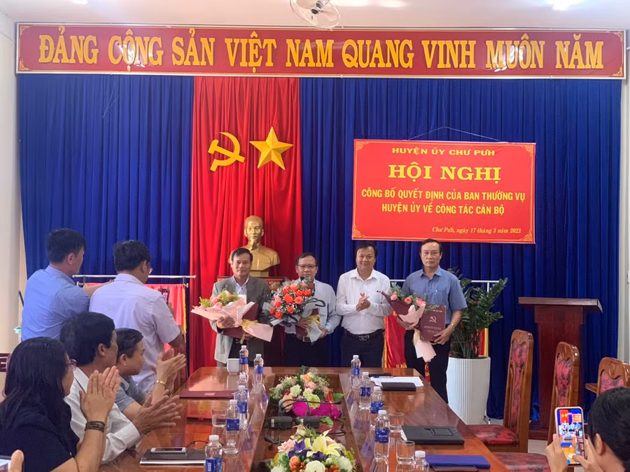 Phó Bí thư Thường trực Huyện ủy Chư Pưh Nguyễn Huy Châu đã trao quyết định và tặng hoa chúc mừng các đồng chí. Ảnh Hà Chi