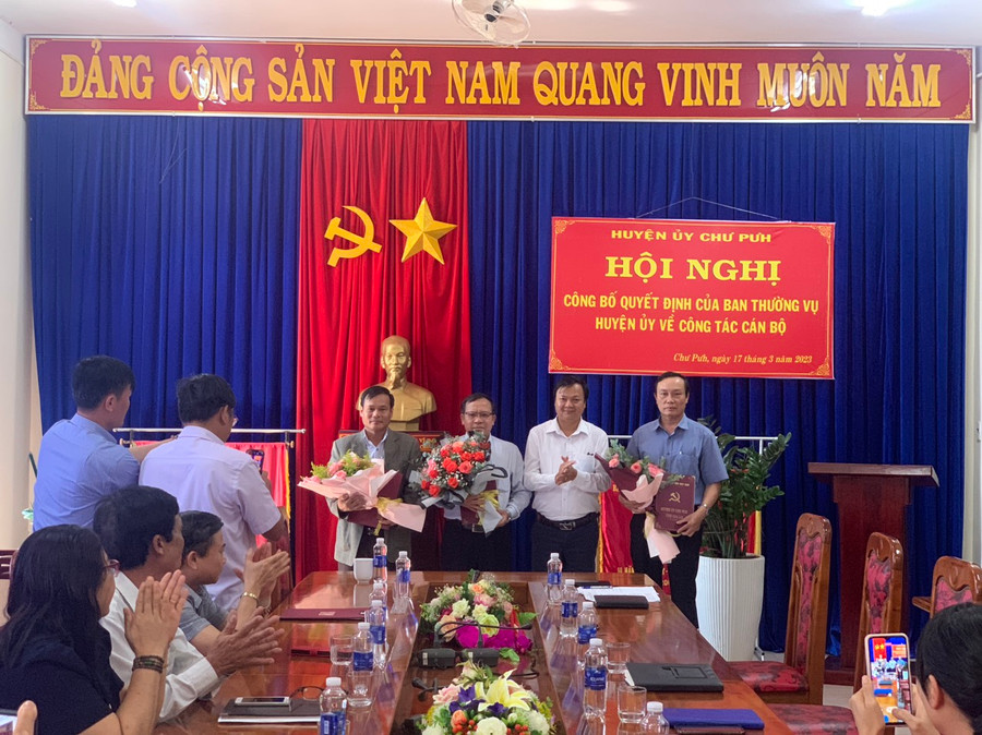 Phó Bí thư Thường trực Huyện ủy Chư Pưh Nguyễn Huy Châu đã trao quyết định và tặng hoa chúc mừng các đồng chí. Ảnh Hà Chi Phó Bí thư Thường trực Huyện ủy Chư Pưh Nguyễn Huy Châu đã trao quyết định và tặng hoa chúc mừng các đồng chí. Ảnh Hà Chi