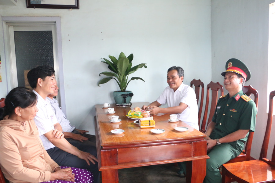 Ủy viên Ban Chấp hành Trung ương Đảng, Bí thư Tỉnh ủy, Chủ tịch HĐND tỉnh Hồ Văn Niên thăm gia đình Mẹ Việt Nam Anh hùng Nguyễn Thị Đào (xã Đăk Ta Ley, huyện Mang Yang). Ảnh: Quang Tấn Ủy viên Ban Chấp hành Trung ương Đảng, Bí thư Tỉnh ủy, Chủ tịch HĐND tỉnh Hồ Văn Niên thăm gia đình Mẹ Việt Nam Anh hùng Nguyễn Thị Đào (xã Đăk Ta Ley, huyện Mang Yang). Ảnh: Quang Tấn