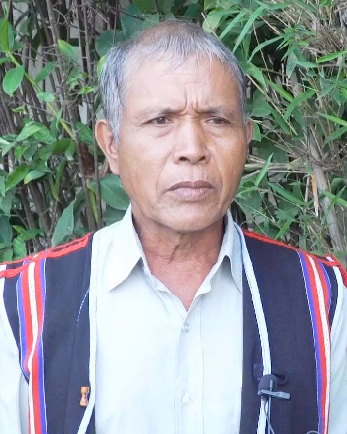 Già làng Hmrik bày tỏ đau buồn. Ảnh: Quang Tấn