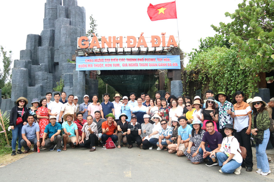 Đoàn đến khảo sát Di tích quốc gia đặc biệt Gành Đá Đĩa. Ảnh: Tấn Dung Đoàn đến khảo sát Di tích quốc gia đặc biệt Gành Đá Đĩa. Ảnh: Tấn Dung