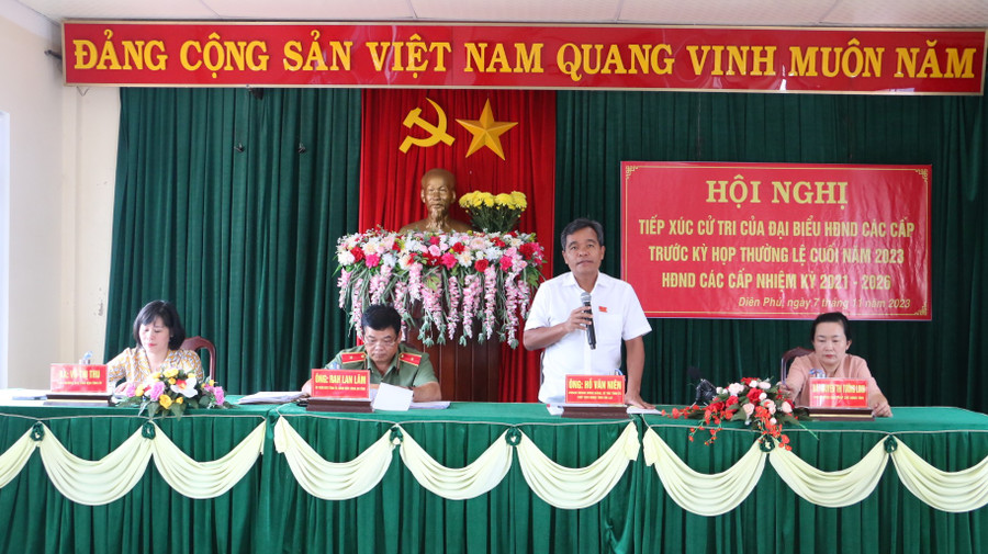 Ủy viên Ban Chấp hành Trung ương Đảng, Bí thư Tỉnh ủy, Chủ tịch HĐND tỉnh Hồ Văn Niên phát biểu tại buổi tiếp xúc cử tri. Ảnh: Quang Tấn Ủy viên Ban Chấp hành Trung ương Đảng, Bí thư Tỉnh ủy, Chủ tịch HĐND tỉnh Hồ Văn Niên phát biểu tại buổi tiếp xúc cử tri. Ảnh: Quang Tấn