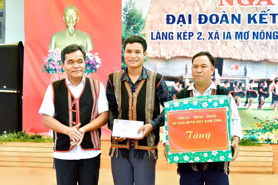 Thay mặt Tỉnh ủy, HĐND, UBND, Ủy ban MTTQ Việt Nam tỉnh, Bí thư Tỉnh ủy Hồ Văn Niên đã tặng quà cho khu dân cư làng Kép 2, xã Ia Mơ Nông. Ảnh: Đức Thụy