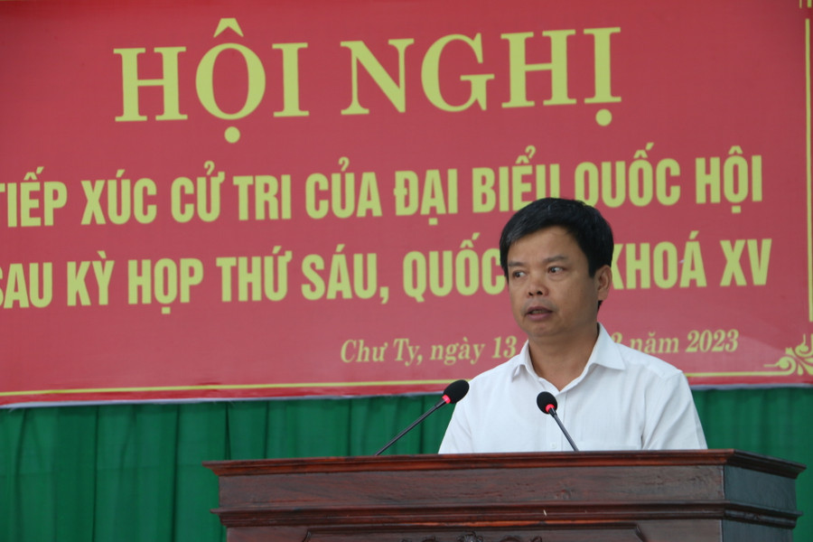 Tỉnh ủy viên, Phó Chủ tịch UBND tỉnh Nguyễn Hữu Quế trả lời các ý kiến, kiến nghị của cử tri thuộc thẩm quyền. Ảnh: Quang Tấn Tỉnh ủy viên, Phó Chủ tịch UBND tỉnh Nguyễn Hữu Quế trả lời các ý kiến, kiến nghị của cử tri thuộc thẩm quyền. Ảnh: Quang Tấn