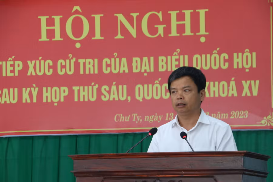 Tỉnh ủy viên, Phó Chủ tịch UBND tỉnh Nguyễn Hữu Quế trả lời các ý kiến, kiến nghị của cử tri thuộc thẩm quyền. Ảnh: Quang Tấn