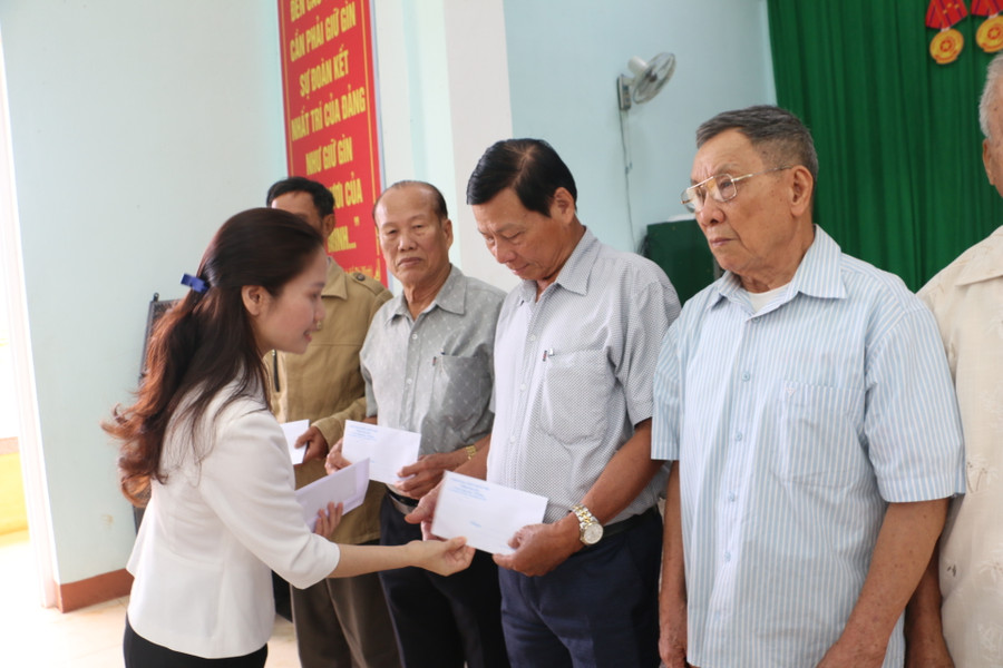 Tỉnh ủy viên, Phó Trưởng đoàn chuyên trách Đoàn đại biểu Quốc hội tỉnh Siu Hương tặng quà các gia đình chính sách, người có công trên địa bàn huyện. Ảnh: Quang Tấn Tỉnh ủy viên, Phó Trưởng đoàn chuyên trách Đoàn đại biểu Quốc hội tỉnh Siu Hương tặng quà các gia đình chính sách, người có công trên địa bàn huyện. Ảnh: Quang Tấn