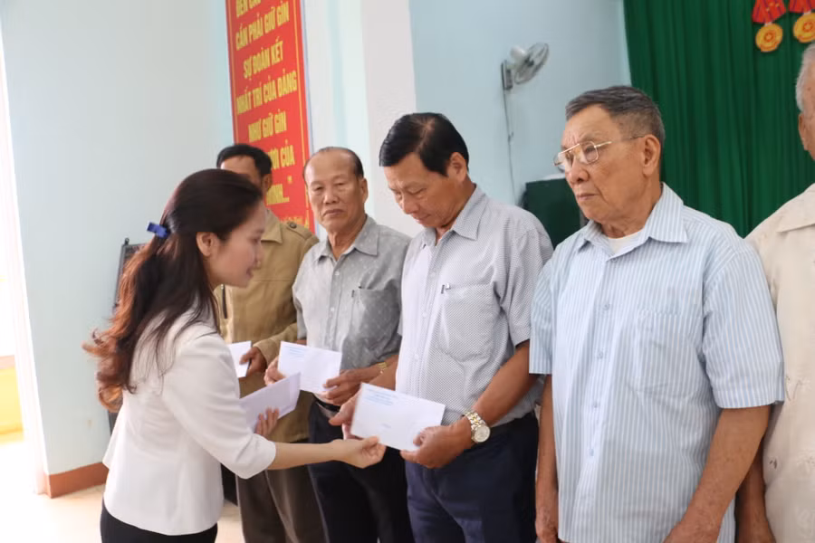 Tỉnh ủy viên, Phó Trưởng đoàn chuyên trách Đoàn đại biểu Quốc hội tỉnh Siu Hương tặng quà các gia đình chính sách, người có công trên địa bàn huyện. Ảnh: Quang Tấn