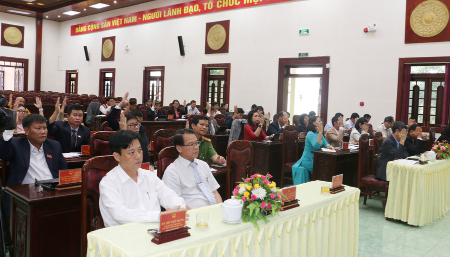 Các đại biểu biểu quyết thông qua 15 nghị quyết quan trọng. Ảnh: Quang Tấn Các đại biểu biểu quyết thông qua 15 nghị quyết quan trọng. Ảnh: Quang Tấn