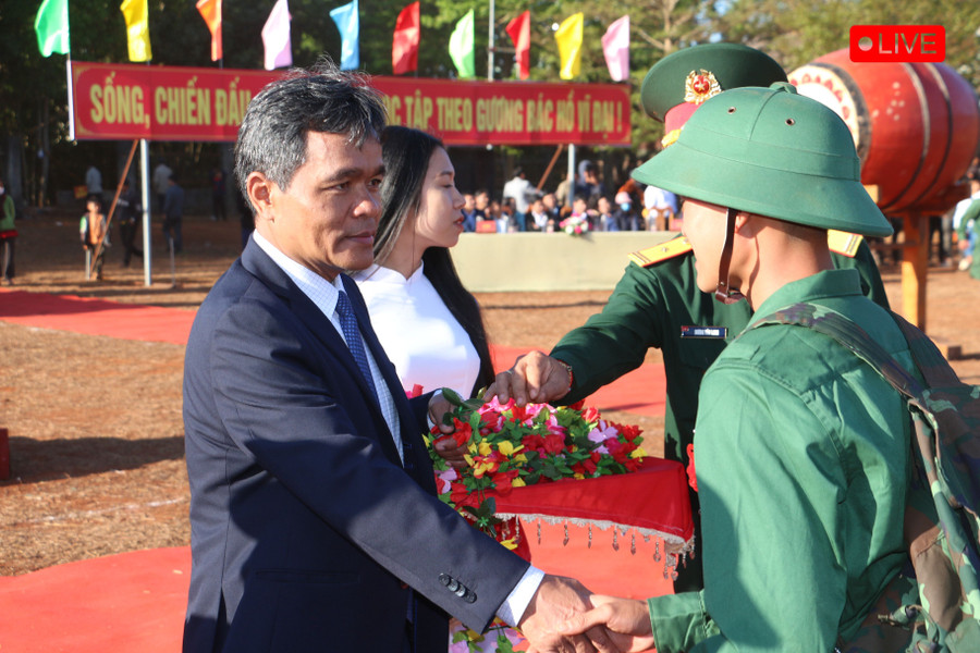 Bí thư Tỉnh ủy Hồ Văn Niên tặng hoa, động viên thanh niên lên đường nhập ngũ. Ảnh: Quang Tấn
