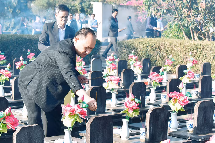 Phó Bí thư Tỉnh ủy Rah Lan Chung dâng hương tưởng nhớ các Anh hùng liệt sĩ. Ảnh: Đức Thụy