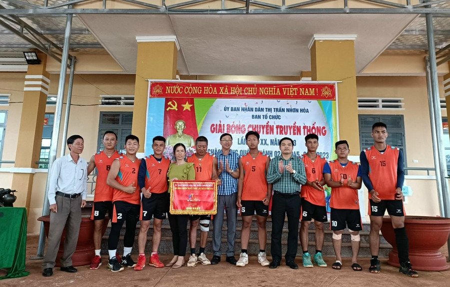 Ban tổ chức đã trao giải nhất cho đội bóng chuyền thôn Hòa Phú. Ảnh: Đ.S