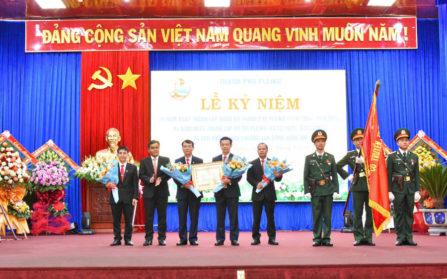 Thừa ủy nhiệm của Chủ tịch nước, Bí thư Tỉnh ủy, Chủ tịch HĐND tỉnh Hồ Văn Niên đã trao Huân chương Lao động hạng Nhì (lần 2) cho Đảng bộ, chính quyền và Nhân dân TP. Pleiku. Ảnh: ĐT Thừa ủy nhiệm của Chủ tịch nước, Bí thư Tỉnh ủy, Chủ tịch HĐND tỉnh Hồ Văn Niên đã trao Huân chương Lao động hạng Nhì (lần 2) cho Đảng bộ, chính quyền và Nhân dân TP. Pleiku. Ảnh: ĐT