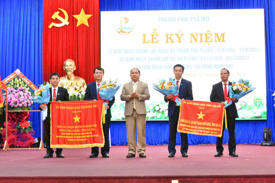 Phó Bí thư Tỉnh ủy, Chủ tịch UBND tỉnh Rah Lan Chung đã trao Cờ “Vì sự nghiệp xây dựng và bảo vệ tỉnh Gia Lai” và Cờ thi đua của UBND tỉnh cho Đảng bộ, chính quyền và Nhân dân TP. Pleiku. Ảnh: ĐT Phó Bí thư Tỉnh ủy, Chủ tịch UBND tỉnh Rah Lan Chung đã trao Cờ “Vì sự nghiệp xây dựng và bảo vệ tỉnh Gia Lai” và Cờ thi đua của UBND tỉnh cho Đảng bộ, chính quyền và Nhân dân TP. Pleiku. Ảnh: ĐT