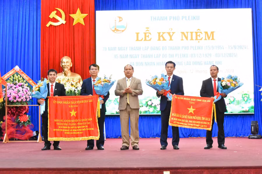 Phó Bí thư Tỉnh ủy, Chủ tịch UBND tỉnh Rah Lan Chung đã trao Cờ “Vì sự nghiệp xây dựng và bảo vệ tỉnh Gia Lai” và Cờ thi đua của UBND tỉnh cho Đảng bộ, chính quyền và Nhân dân TP. Pleiku. Ảnh: ĐT