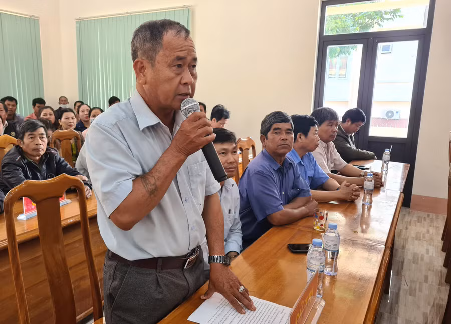 Cử tri Nguyễn Văn Thả nêu kiến nghị tại buổi tiếp xúc cử tri. Ảnh: Ngọc Sang