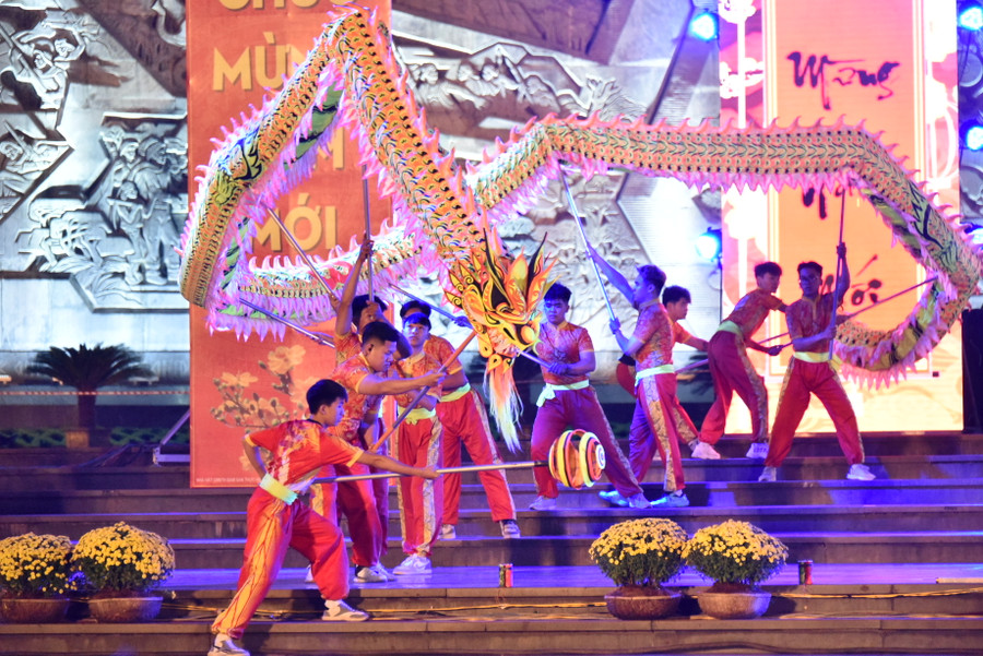 Múa Lân sư rồng.