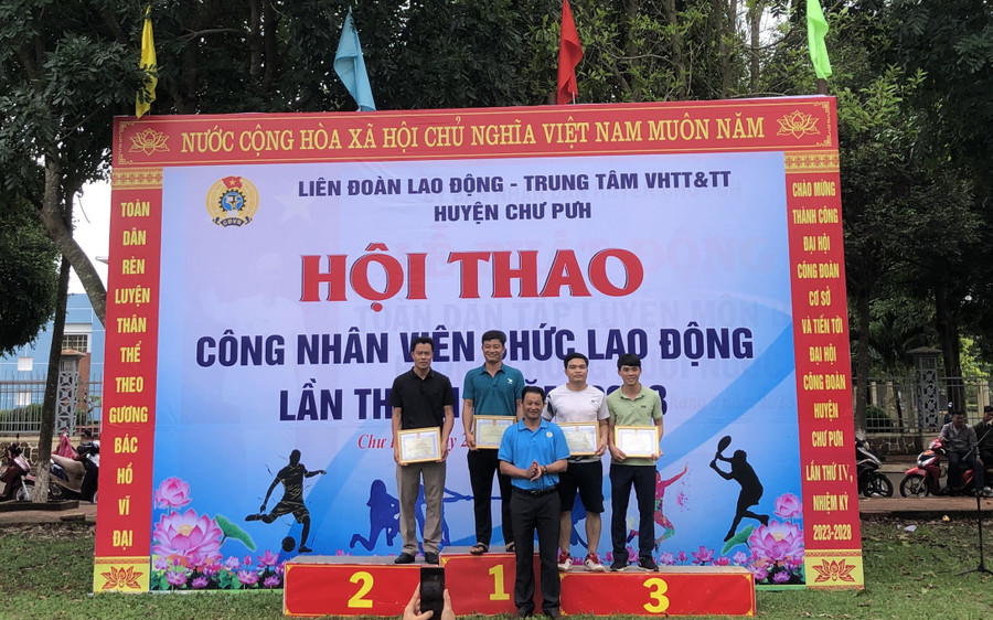 Ban tổ chức đã trao 76 bộ huy chương cho các tập thể và cá nhân đạt thành tích xuất sắc. Ảnh: Hà Chi