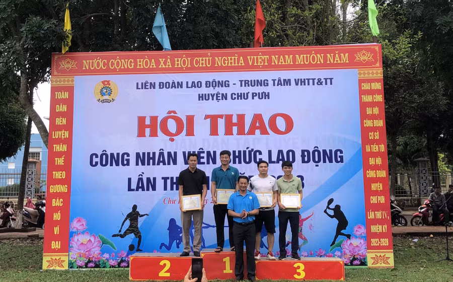 Ban tổ chức đã trao 76 bộ huy chương cho các tập thể và cá nhân đạt thành tích xuất sắc. Ảnh: Hà Chi