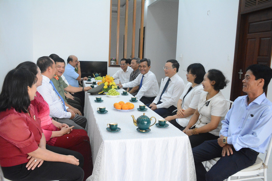 Bí thư Tỉnh ủy Hồ Văn Niên và lãnh đạo tỉnh thăm hỏi, động viên gia đình, thân nhân Anh hùng Núp. Ảnh: Lam Nguyên