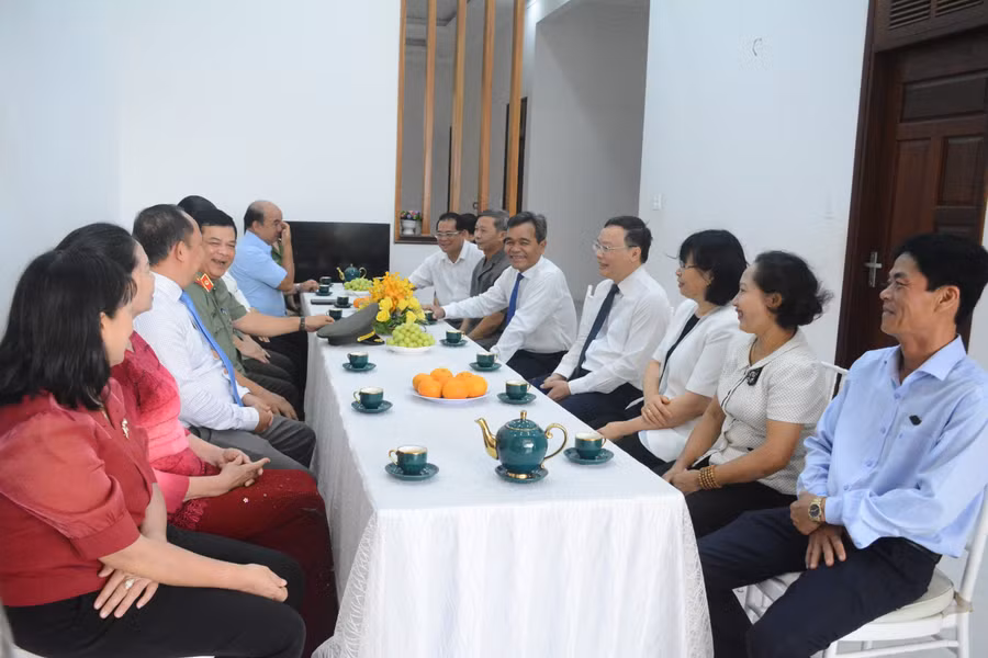 Bí thư Tỉnh ủy Hồ Văn Niên và lãnh đạo tỉnh thăm hỏi, động viên gia đình, thân nhân Anh hùng Núp. Ảnh: Lam Nguyên