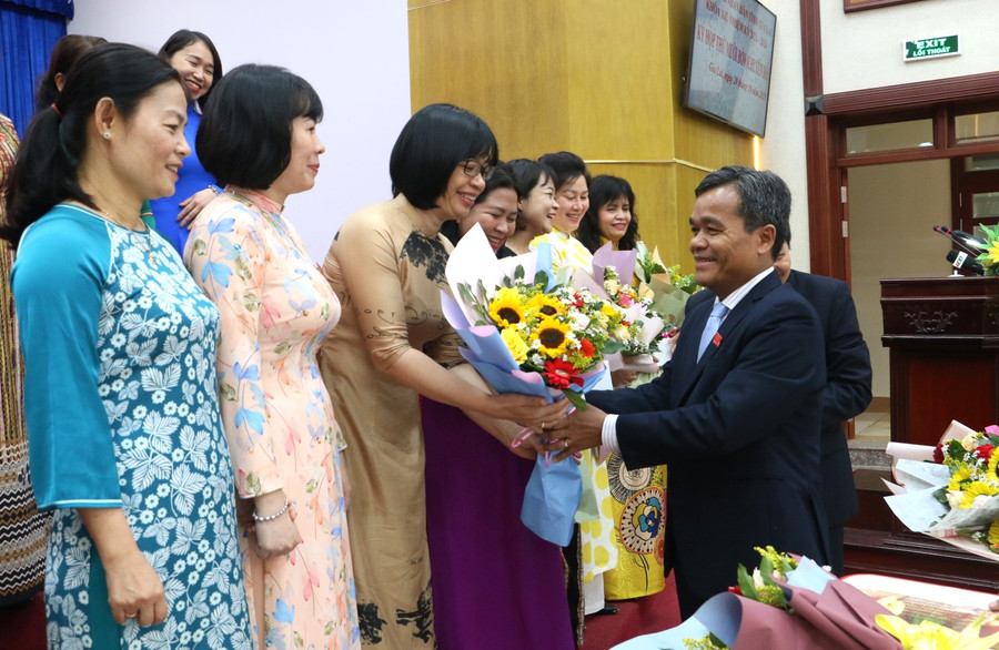 Ủy viên Ban Chấp hành Trung ương Đảng, Bí thư Tỉnh ủy, Chủ tịch HĐND tỉnh Hồ Văn Niên tặng hoa chúc mừng các nữ đại biểu nhân Ngày thành lập Hội LHPN Việt Nam 20-10. Ảnh: Quang Tấn Ủy viên Ban Chấp hành Trung ương Đảng, Bí thư Tỉnh ủy, Chủ tịch HĐND tỉnh Hồ Văn Niên tặng hoa chúc mừng các nữ đại biểu nhân Ngày thành lập Hội LHPN Việt Nam 20-10. Ảnh: Quang Tấn