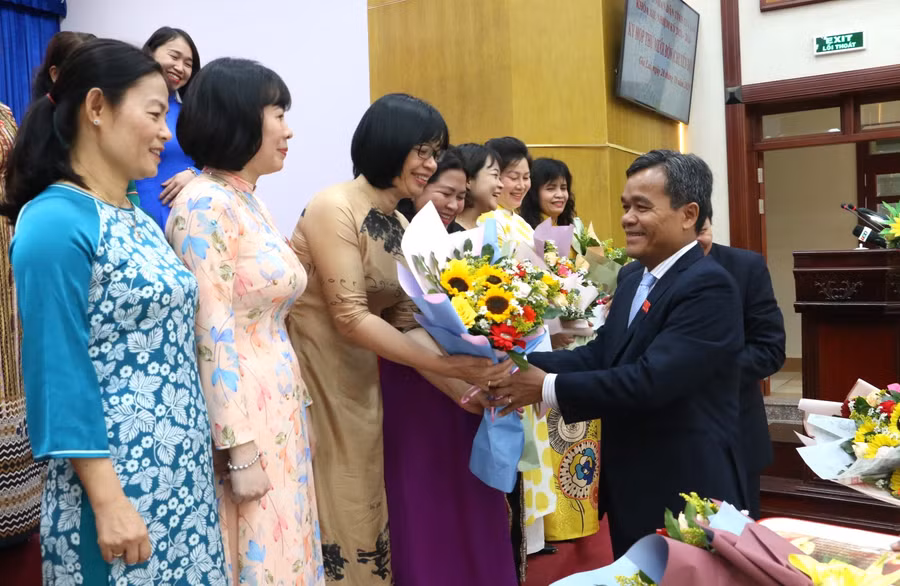 Ủy viên Ban Chấp hành Trung ương Đảng, Bí thư Tỉnh ủy, Chủ tịch HĐND tỉnh Hồ Văn Niên tặng hoa chúc mừng các nữ đại biểu nhân Ngày thành lập Hội LHPN Việt Nam 20-10. Ảnh: Quang Tấn