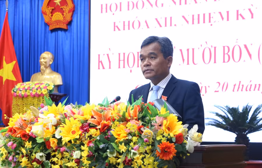 Ủy viên Ban Chấp hành Trung ương Đảng, Bí thư Tỉnh ủy, Chủ tịch HĐND tỉnh Hồ Văn Niên phát biểu bế mạc kỳ họp. Ảnh: Quang Tấn