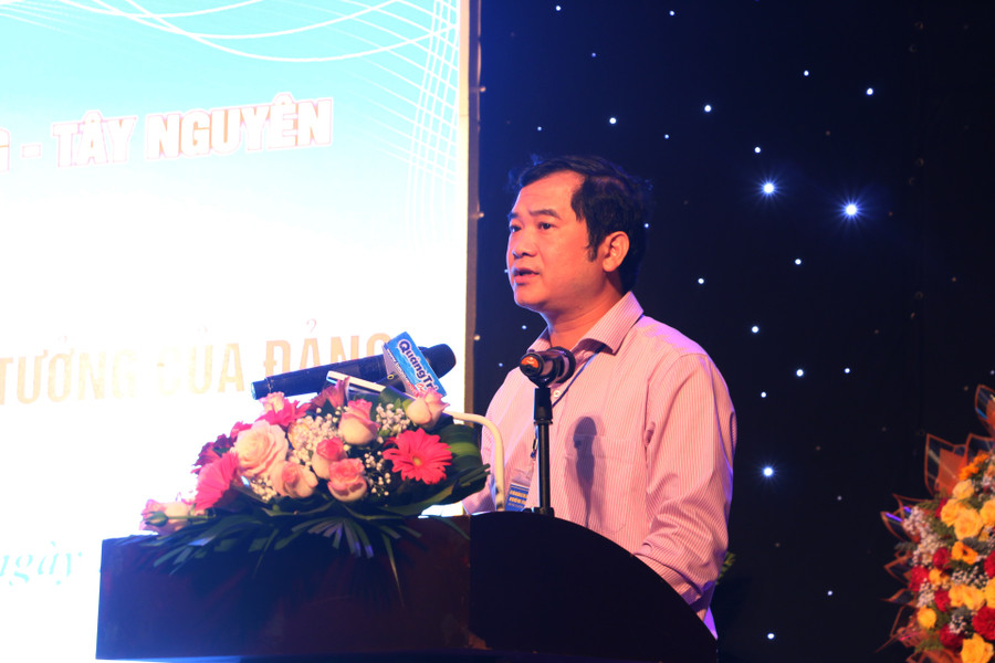 Phó Tổng Biên tập Báo Gia Lai Đoàn Minh Dưỡng phát biểu tham luận tại hội thảo. Ảnh: Quang Tấn Phó Tổng Biên tập Báo Gia Lai Đoàn Minh Dưỡng phát biểu tham luận tại hội thảo. Ảnh: Quang Tấn