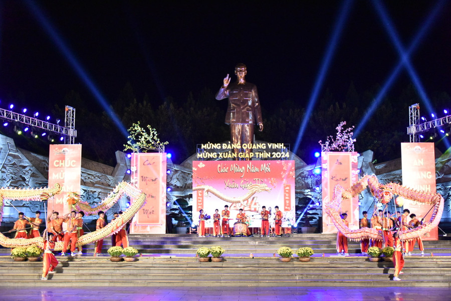 Sôi động màn múa lân sư rồng.