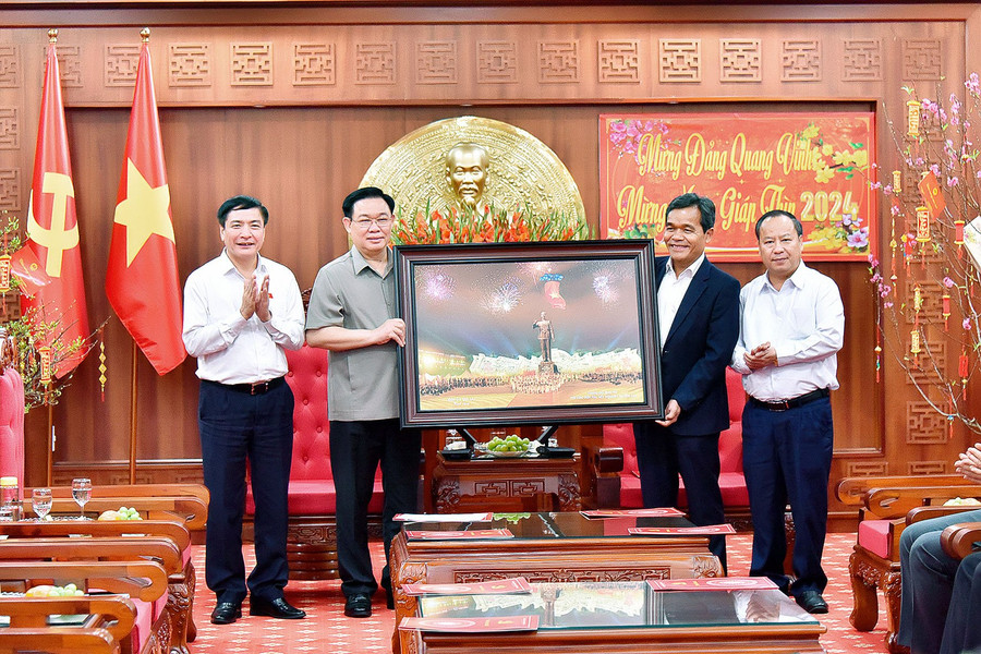 Lãnh đạo tỉnh Gia Lai tặng quà lưu niệm cho Chủ tịch Quốc hội Vương Đình Huệ. Ảnh: Đức Thụy