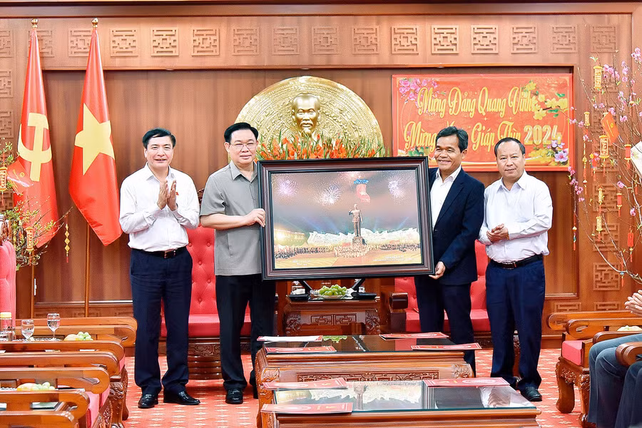 Lãnh đạo tỉnh Gia Lai tặng quà lưu niệm cho Chủ tịch Quốc hội Vương Đình Huệ. Ảnh: Đức Thụy