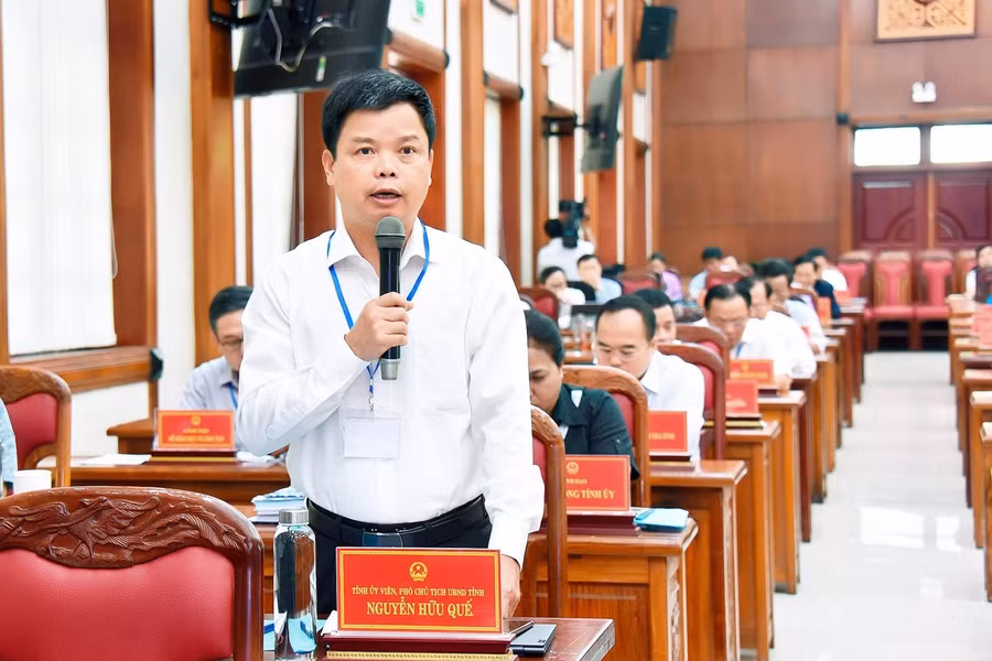Phó Chủ tịch UBND tỉnh Nguyễn Hữu Quế phát biểu giải trình một số ý kiến của đại biểu. Ảnh: Đức Thụy