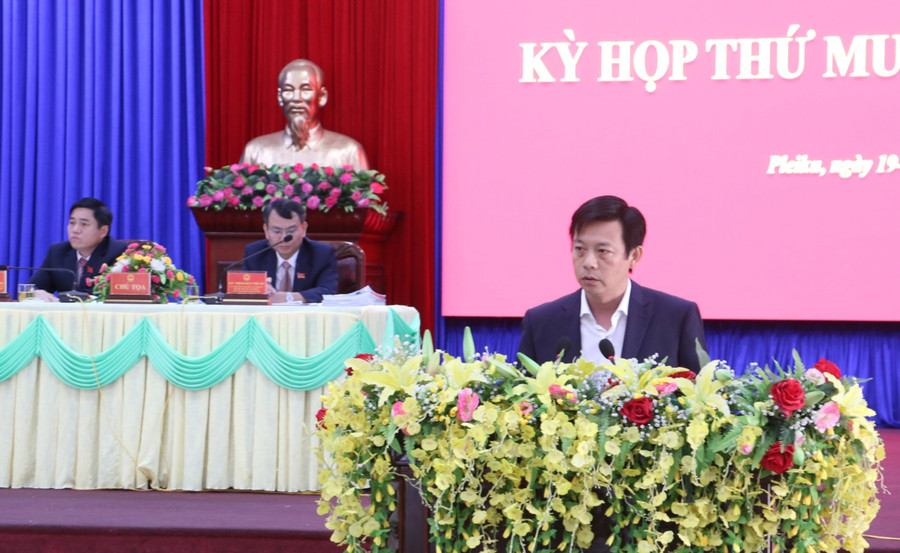 Chủ tịch UBND TP. Pleiku Đỗ Việt Hưng phát biểu giải trình một số chỉ tiêu, nhiệm vụ phát triển kinh tế-xã hội năm 2024. Ảnh: Quang Tấn Chủ tịch UBND TP. Pleiku Đỗ Việt Hưng phát biểu giải trình một số chỉ tiêu, nhiệm vụ phát triển kinh tế-xã hội năm 2024. Ảnh: Quang Tấn