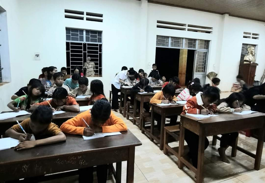 Quang cảnh buổi học của lớp xóa mù chữ thị trấn Nhơn Hòa. Ảnh: Đ.S