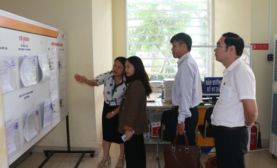 Đoàn công tác đã đến khảo sát thực tế tại Trung tâm phục vụ hành chính công tỉnh. Ảnh: Quang Tấn Đoàn công tác đã đến khảo sát thực tế tại Trung tâm phục vụ hành chính công tỉnh. Ảnh: Quang Tấn