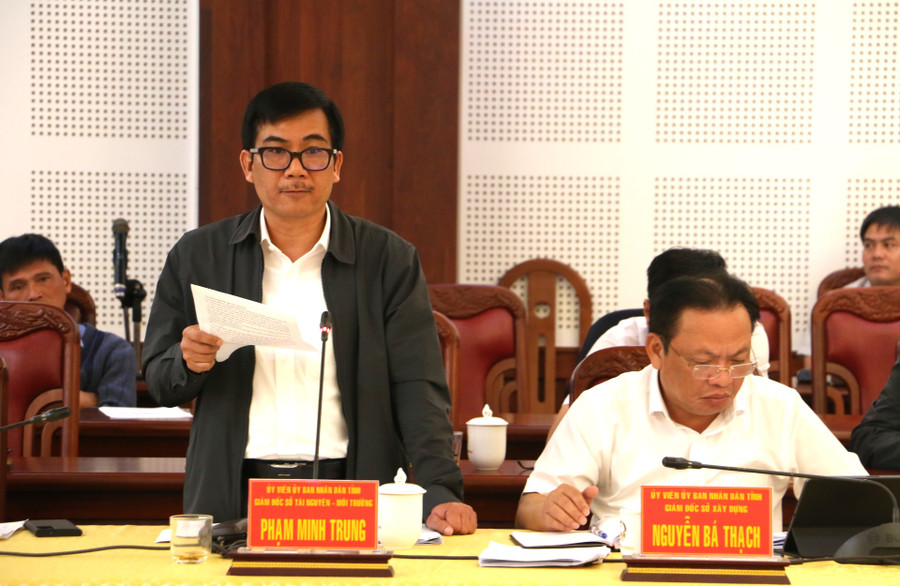 Giám đốc Sở Tài nguyên và Môi trường Phạm Minh Trung nêu giải pháp tháo gỡ vướng mắc về nguồn đất đắp. Ảnh: Quang Tấn Giám đốc Sở Tài nguyên và Môi trường Phạm Minh Trung nêu giải pháp tháo gỡ vướng mắc về nguồn đất đắp. Ảnh: Quang Tấn