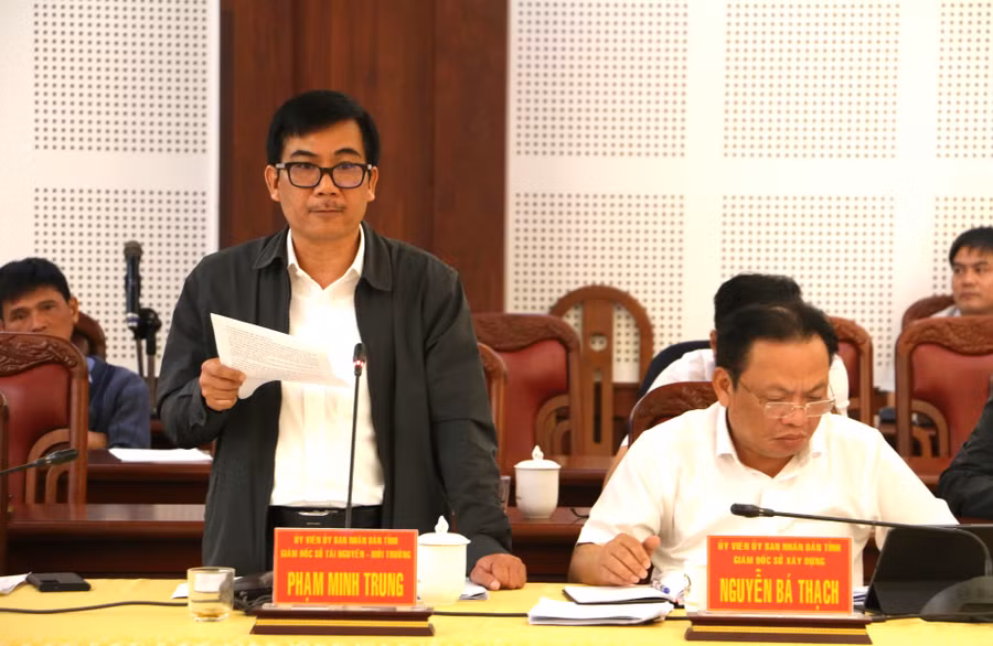 Giám đốc Sở Tài nguyên và Môi trường Phạm Minh Trung nêu giải pháp tháo gỡ vướng mắc về nguồn đất đắp. Ảnh: Quang Tấn