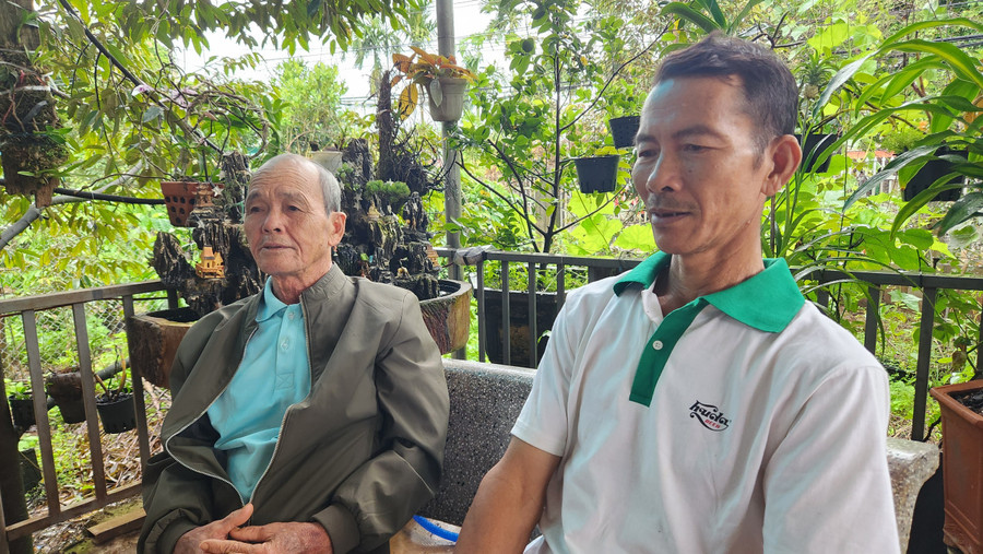 Ông Phạm Huy Hợi (bên trái; làng Út 1, xã Ia Hrung, huyện Ia Grai) bày tỏ sự tiếc thương trước sự ra đi đột ngột của Tổng Bí thư Nguyễn Phú trọng. Ảnh: Quang Tấn Ông Phạm Huy Hợi (bên trái; làng Út 1, xã Ia Hrung, huyện Ia Grai) bày tỏ sự tiếc thương trước sự ra đi đột ngột của Tổng Bí thư Nguyễn Phú trọng. Ảnh: Quang Tấn