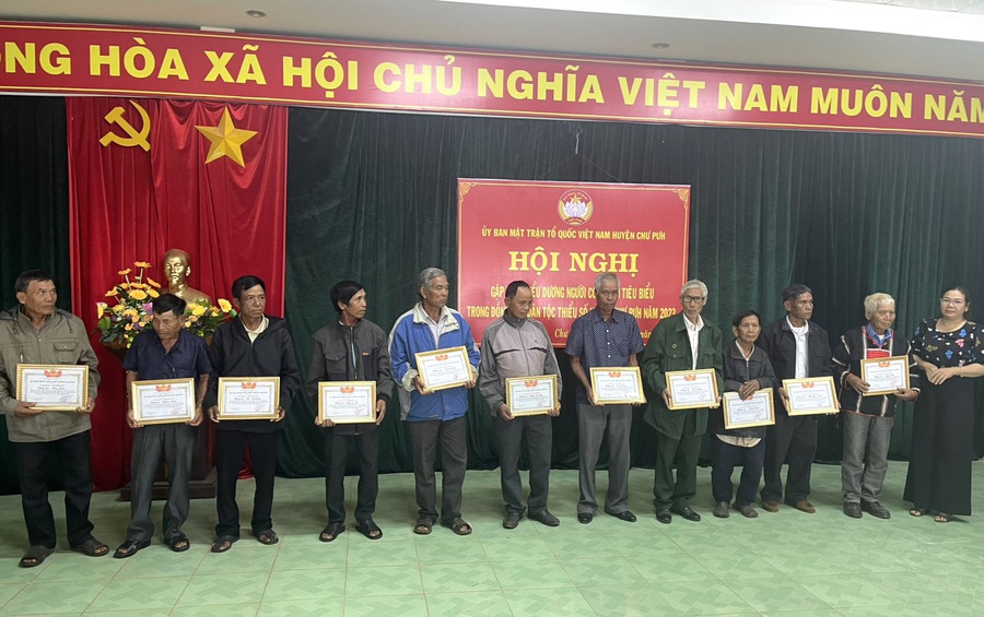 Ủy ban MTTQ Việt Nam huyện tặng giấy khen cho 13 vị già làng, người có uy tín đã có thành tích xuất sắc trong các phong trào thi đua năm 2023. Ảnh: Hà Chi