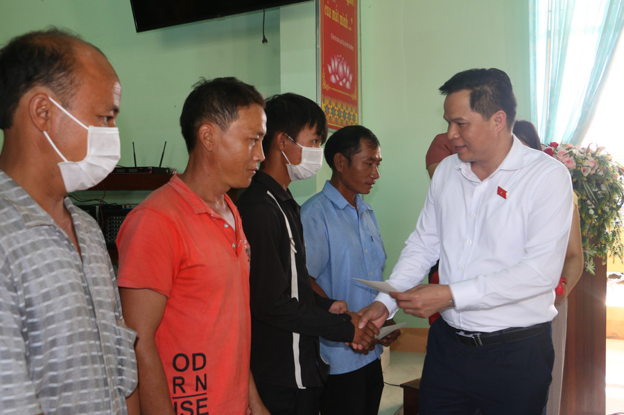 Đoàn đại biểu Quốc hội tỉnh Cao Bằng trao tặng 20 suất quà (mỗi suất 1 triệu đồng) cho 20 hộ dân có hoàn cảnh khó khăn, gia đình chính sách quê quán tại tỉnh Cao Bằng. Ảnh: Quang Tấn Đoàn đại biểu Quốc hội tỉnh Cao Bằng trao tặng 20 suất quà (mỗi suất 1 triệu đồng) cho 20 hộ dân có hoàn cảnh khó khăn, gia đình chính sách quê quán tại tỉnh Cao Bằng. Ảnh: Quang Tấn