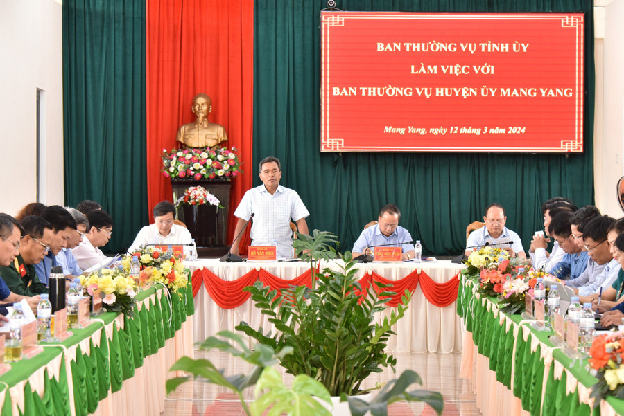 Ủy viên Ban Chấp hành Trung ương Đảng, Bí thư Tỉnh ủy, Chủ tịch HĐND tỉnh Hồ Văn Niên phát biểu quán triệt tại buổi làm việc. Ảnh: Đức Thụy Ủy viên Ban Chấp hành Trung ương Đảng, Bí thư Tỉnh ủy, Chủ tịch HĐND tỉnh Hồ Văn Niên phát biểu quán triệt tại buổi làm việc. Ảnh: Đức Thụy