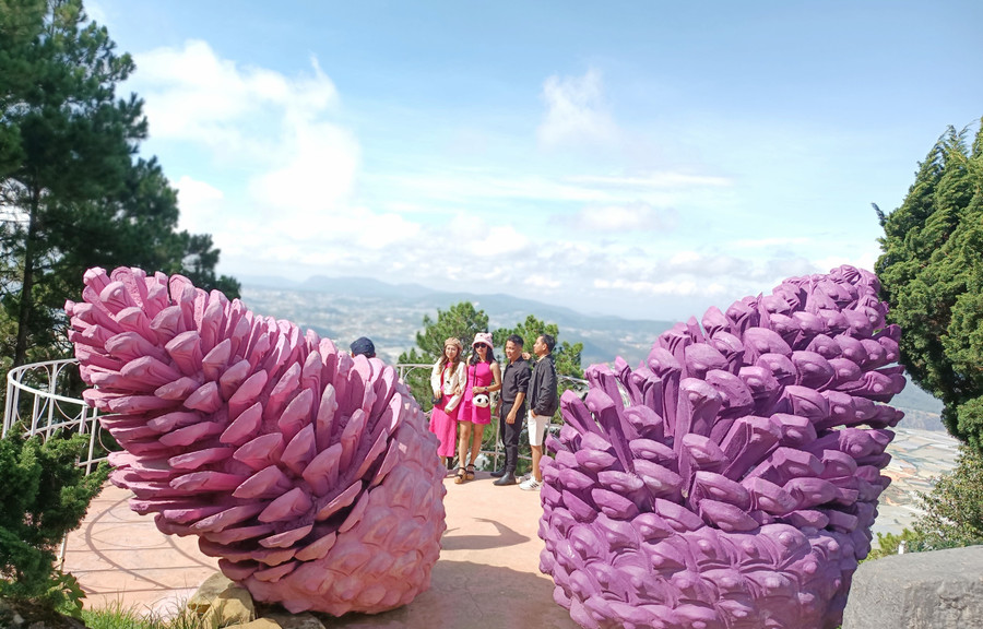 Trên đỉnh Langbiang du khách có thể thoải mái tạo dáng, check-in, chụp ảnh một cách đầy nghệ thuật giữa trời mây bát ngát. Ảnh: Quang Tấn