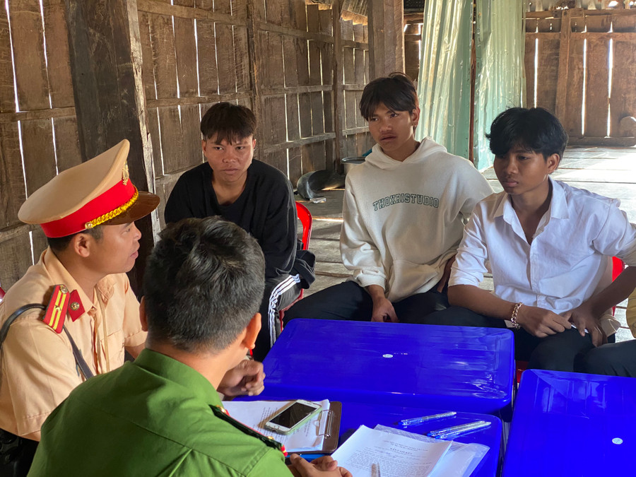 Đội phối hợp rà soát các đối tượng thanh thiếu niên thường xuyên càn quấy, gây rối trật tự an toàn giao thông để gọi răn đe, tuyên truyền cá biệt. Ảnh: Q.T Đội phối hợp rà soát các đối tượng thanh thiếu niên thường xuyên càn quấy, gây rối trật tự an toàn giao thông để gọi răn đe, tuyên truyền cá biệt. Ảnh: Q.T