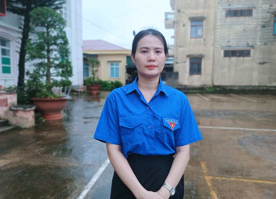 Bên cạnh tiếc thương trước sự ra đi của Tổng Bí thư Nguyễn Phú Trọng, chị Đỗ Thị Minh Hằng-Bí thư Đoàn phường Đống Đa (TP. Pleiku) cũng tỏ quyết tâm rèn luyện, học tập để xứng đáng với những gì mà đồng chí đã kỳ vọng ở tuổi trẻ. Ảnh: Quang Tấn Bên cạnh tiếc thương trước sự ra đi của Tổng Bí thư Nguyễn Phú Trọng, chị Đỗ Thị Minh Hằng-Bí thư Đoàn phường Đống Đa (TP. Pleiku) cũng tỏ quyết tâm rèn luyện, học tập để xứng đáng với những gì mà đồng chí đã kỳ vọng ở tuổi trẻ. Ảnh: Quang Tấn