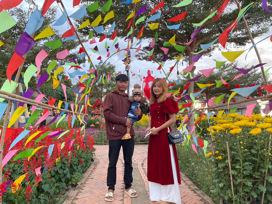 Chị Rmah H&apos;Yun (thôn Plei Kte Lớn, xã Ia Yeng, huyện Phú Thiện) cùng gia đình vui xuân tại khu dã ngoại My Garden (thị xã Ayun Pa). Ảnh: Vũ Chi