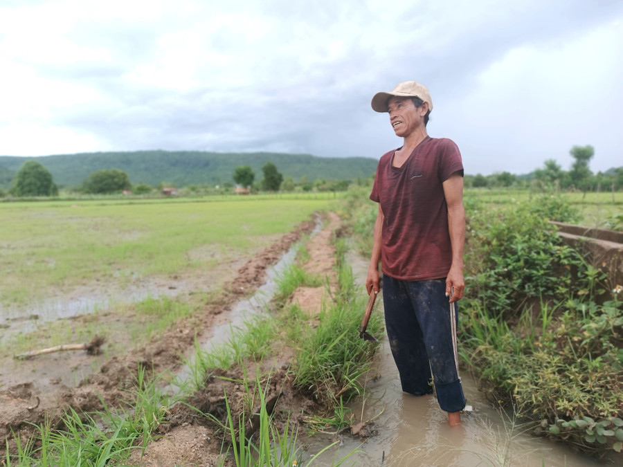 Ông Đinh Păt (làng Vương Chép) phấn khởi khi đời sống gia đình đã ổn định hơn từ khi có nước từ công trình thủy lợi Plei Keo. Ảnh: Quang Tấn Ông Đinh Păt (làng Vương Chép) phấn khởi khi đời sống gia đình đã ổn định hơn từ khi có nước từ công trình thủy lợi Plei Keo. Ảnh: Quang Tấn